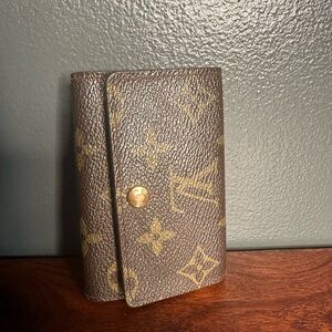 Louis Vuitton - brown monogram - gold hardware - key case/holder